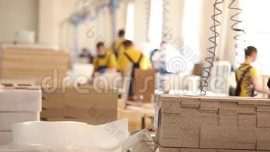 家具厂工人穿黄色工作服，收集家具，家具制造，工业内部，小深度。